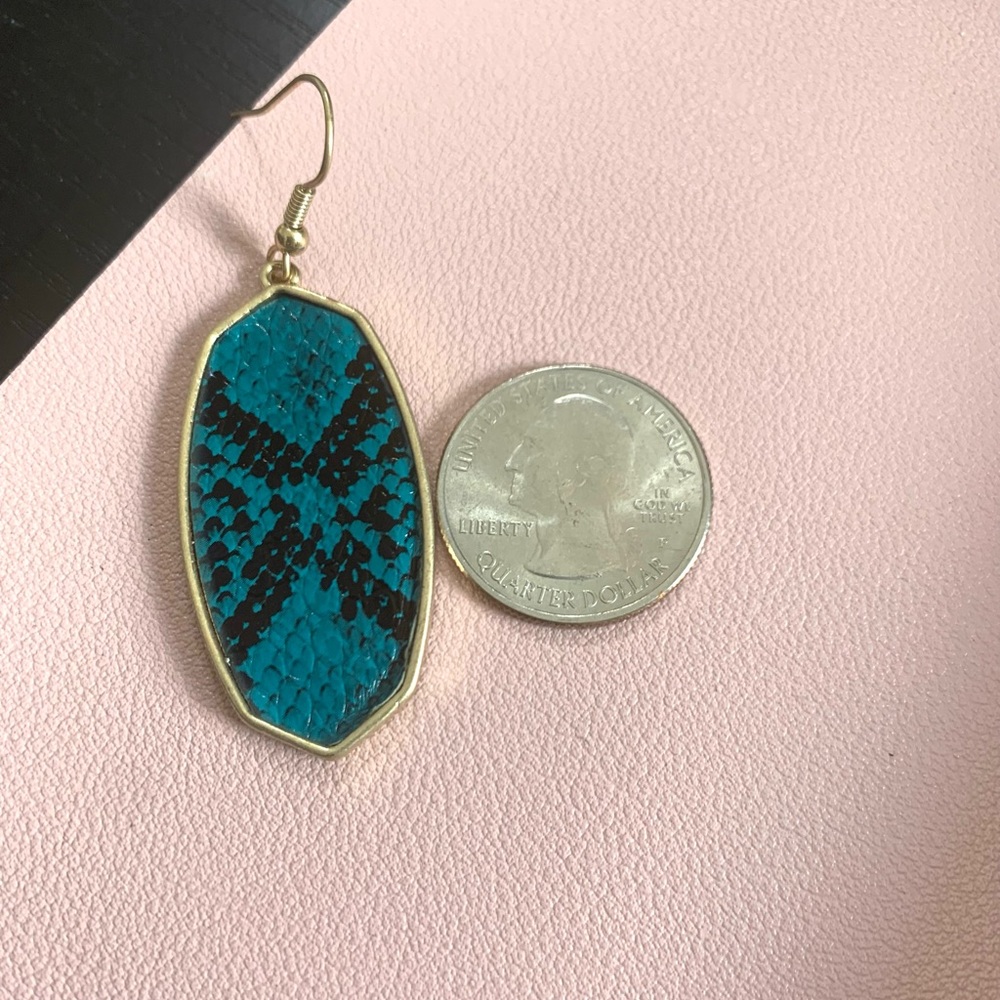 ❤️NWT *BOUTIQUE* GORGEOUS FAUX LEATHER SNAKE PRINT EARRINGS - Picture 3 of 4